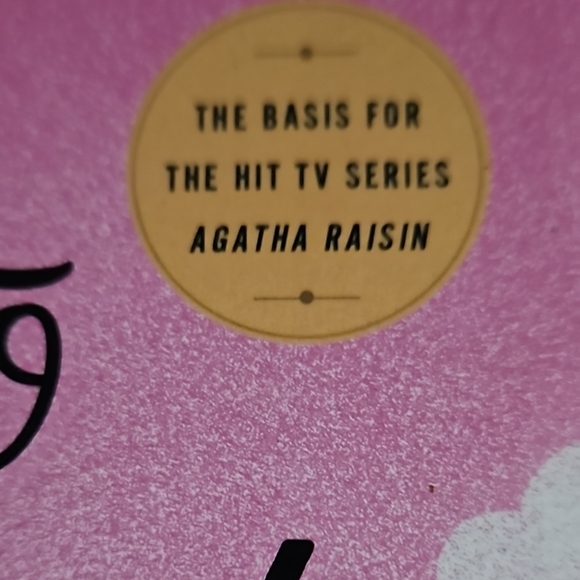 M.C. Beaton Mystery Book Set - Pink & Green Covers - Picture 8 of 8